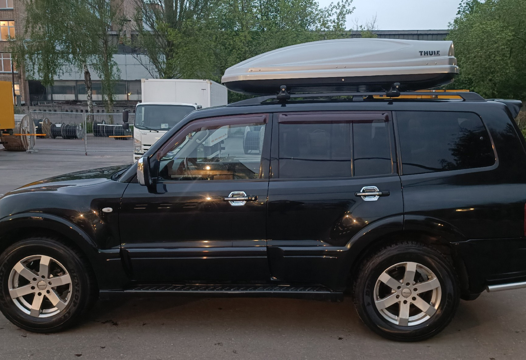 Аренда mitsubishi pajero комфорт класса 2004 года в городе Москва Мичуринский проспект от 4800 руб./сутки, полный привод, двигатель: бензин, объем 3.5 литров, ОСАГО (Впишу в полис), без водителя, недорого, вид 2 - RentRide