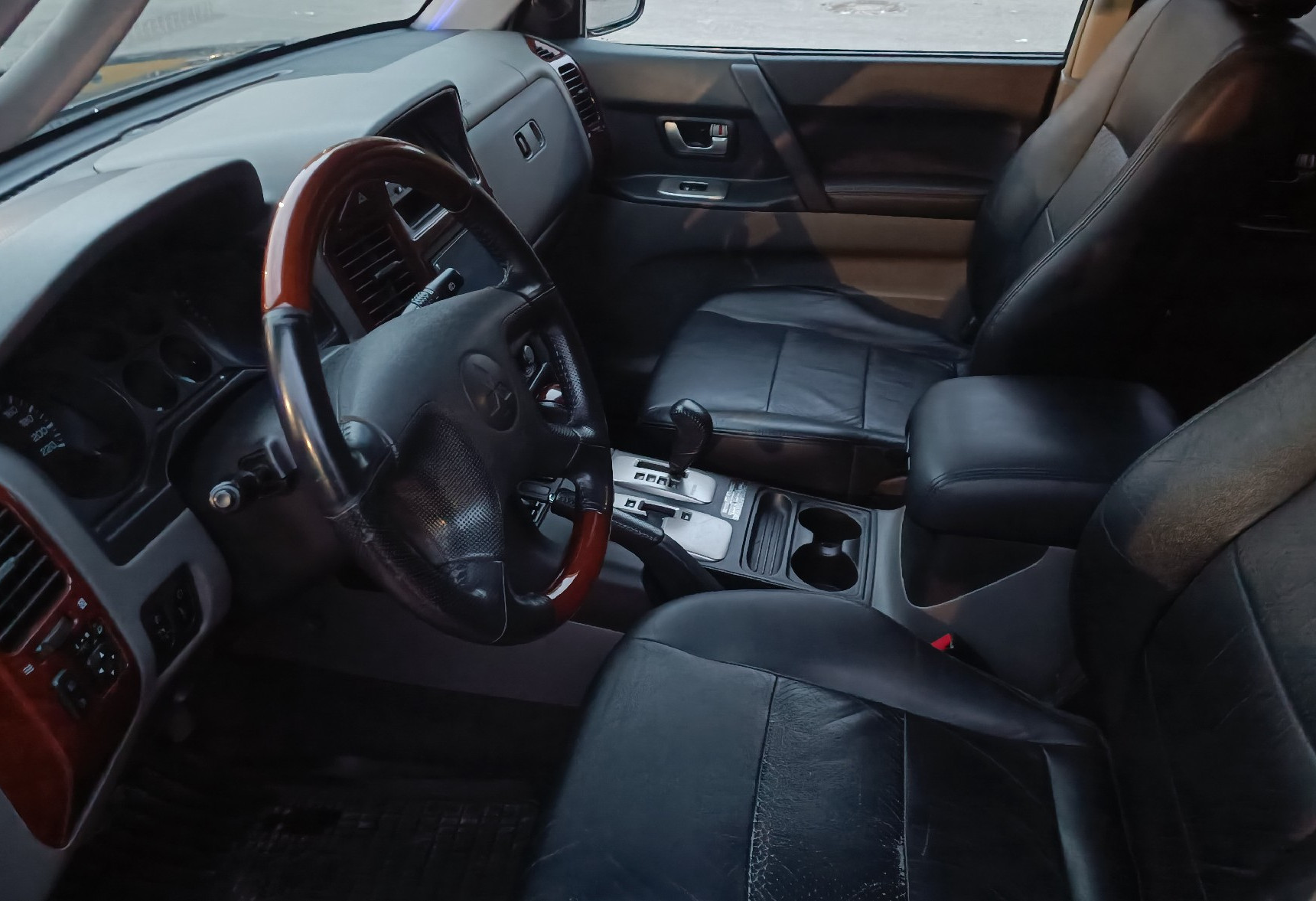 Аренда mitsubishi pajero комфорт класса 2004 года в городе Москва Мичуринский проспект от 4800 руб./сутки, полный привод, двигатель: бензин, объем 3.5 литров, ОСАГО (Впишу в полис), без водителя, недорого, вид 7 - RentRide
