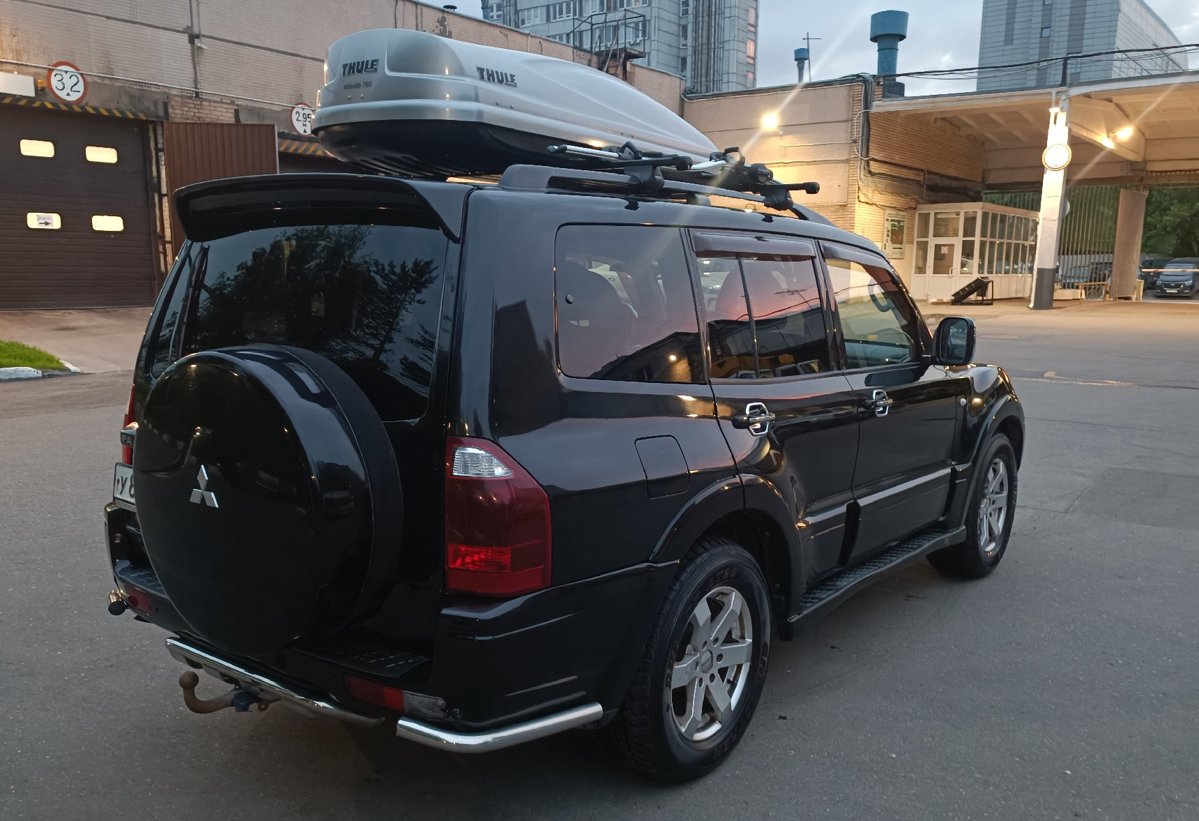 Аренда mitsubishi pajero комфорт класса 2004 года в городе Москва Мичуринский проспект от 4800 руб./сутки, полный привод, двигатель: бензин, объем 3.5 литров, ОСАГО (Впишу в полис), без водителя, недорого, вид 5 - RentRide