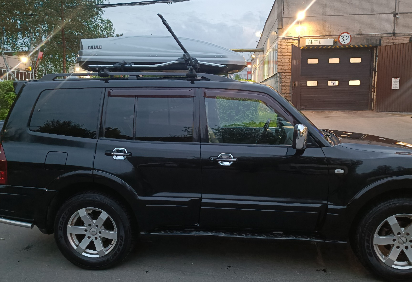 Аренда mitsubishi pajero комфорт класса 2004 года в городе Москва Мичуринский проспект от 4800 руб./сутки, полный привод, двигатель: бензин, объем 3.5 литров, ОСАГО (Впишу в полис), без водителя, недорого, вид 4 - RentRide