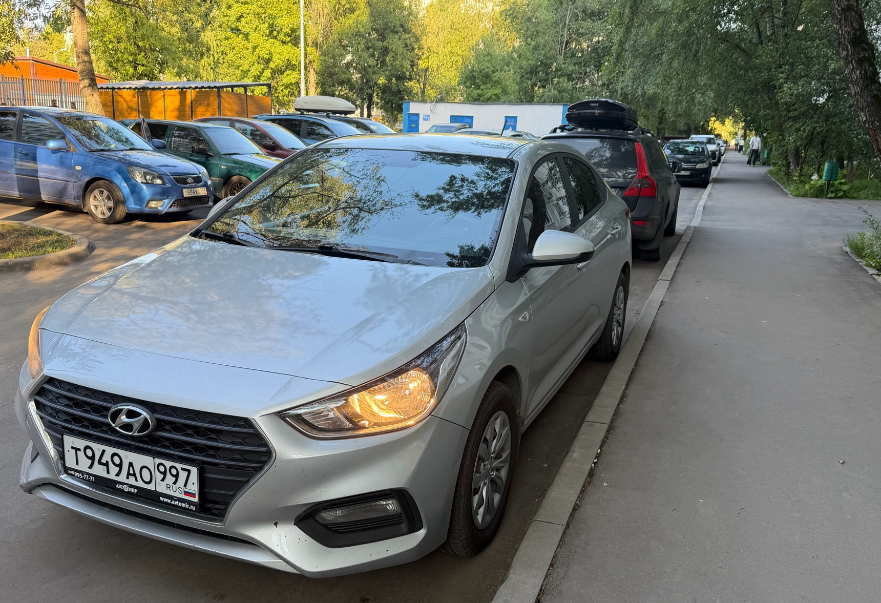 Аренда hyundai solaris эконом класса 2020 года в городе Москва Отрадное от 2200 руб./сутки, передний привод, двигатель: бензин, объем 1.6 литров, ОСАГО (Мультидрайв), без водителя, недорого, вид 2 - RentRide