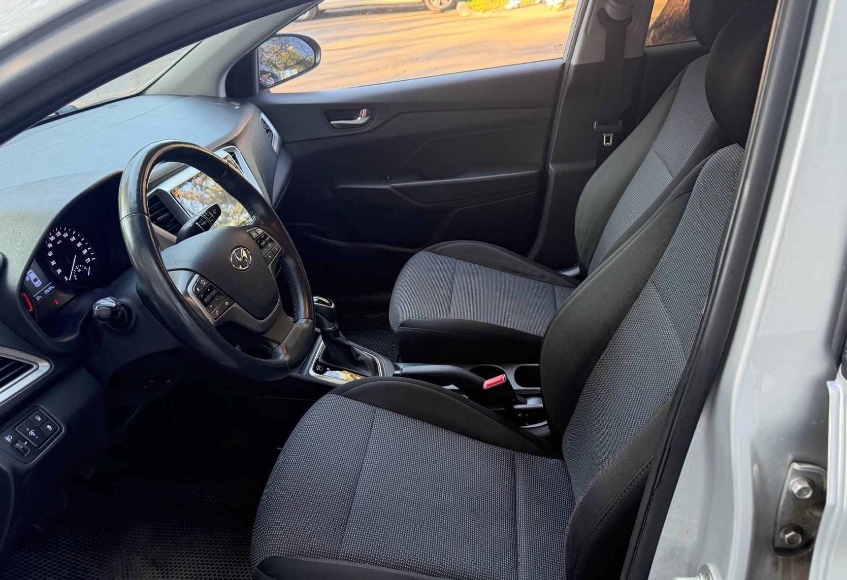 Аренда hyundai solaris эконом класса 2020 года в городе Москва Отрадное от 2200 руб./сутки, передний привод, двигатель: бензин, объем 1.6 литров, ОСАГО (Мультидрайв), без водителя, недорого, вид 8 - RentRide