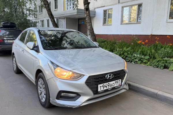 Прокат авто hyundai solaris эконом класса 2020 года в городе Москва Отрадное от 2200 руб./сутки, передний привод, двигатель: бензин, объем 1.6 литров, ОСАГО (Мультидрайв), без водителя, недорого - RentRide