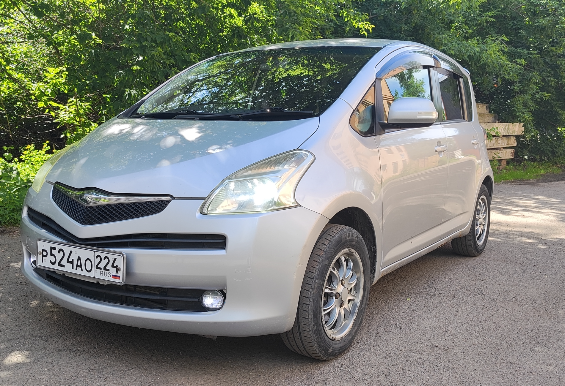 Аренда toyota ractis эконом класса 2006 года в городе Москва от 960 руб./сутки, передний привод, двигатель: бензин, объем 1.5 литров, ОСАГО (Впишу в полис), без водителя, недорого - RentRide