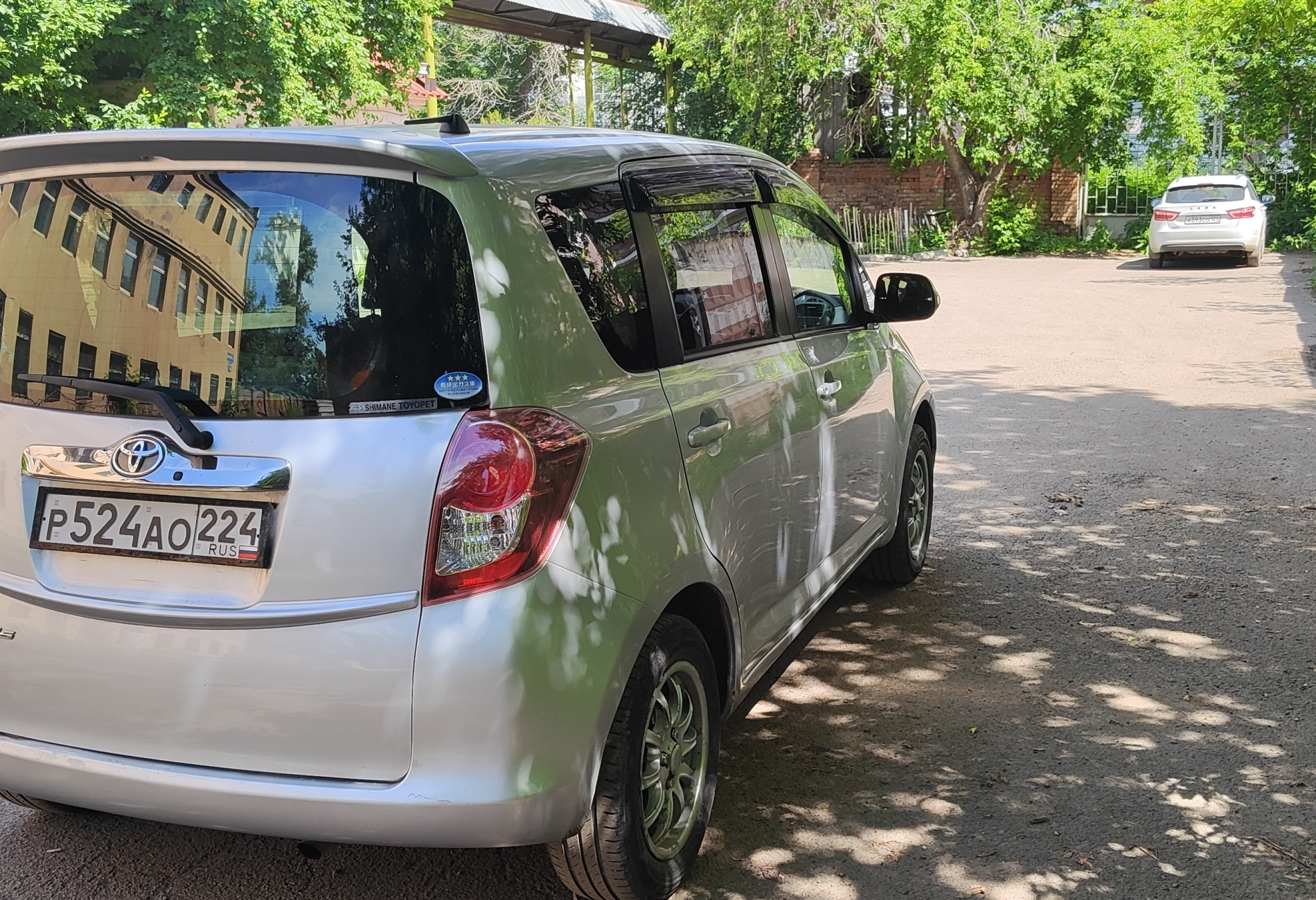 Аренда toyota ractis эконом класса 2006 года в городе Москва от 960 руб./сутки, передний привод, двигатель: бензин, объем 1.5 литров, ОСАГО (Впишу в полис), без водителя, недорого, вид 3 - RentRide