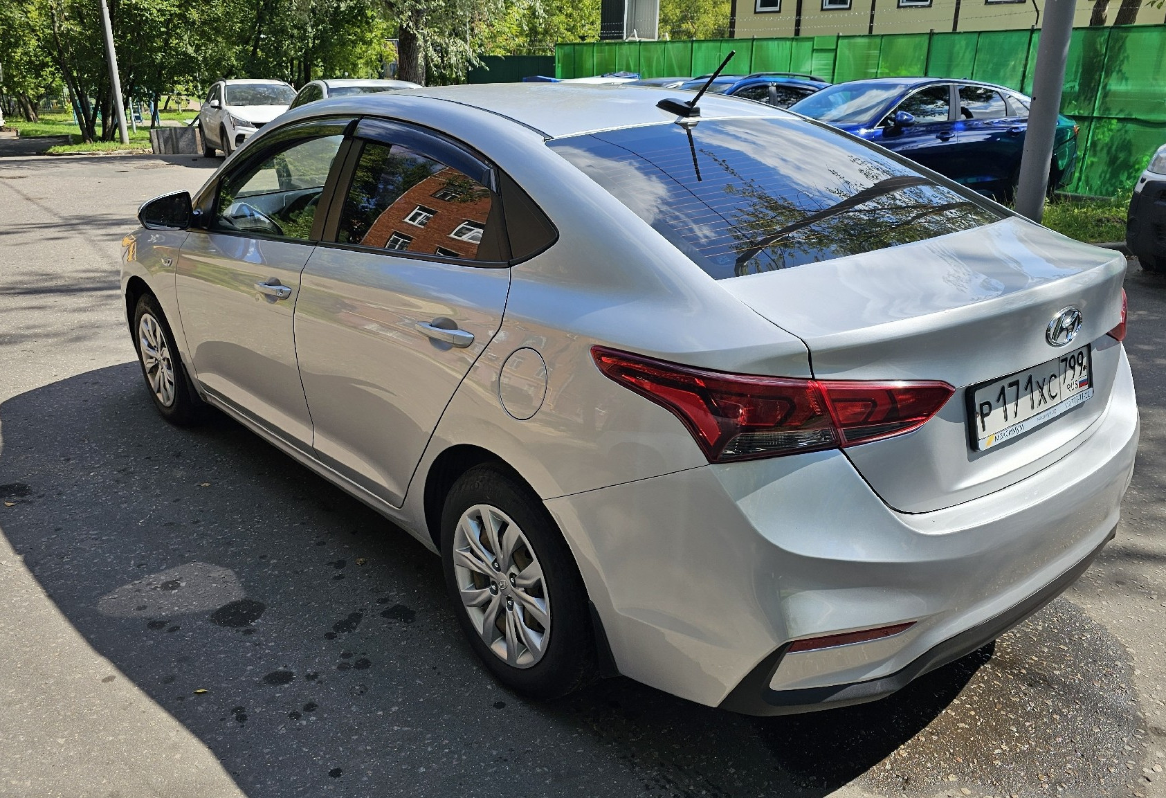 Аренда hyundai solaris эконом класса 2018 года в городе Москва Нагорная от 3360 руб./сутки, передний привод, двигатель: бензин, объем 1.4 литра, ОСАГО (Впишу в полис), без водителя, недорого, вид 2 - RentRide