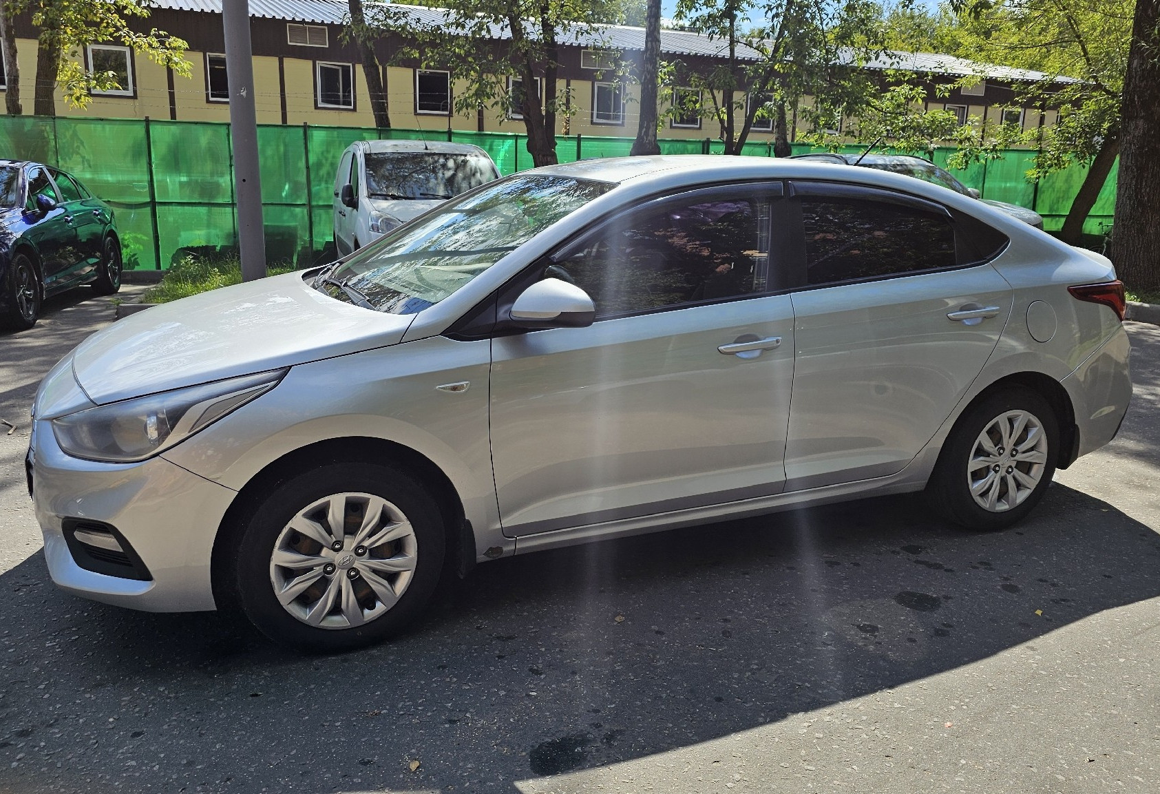 Аренда hyundai solaris эконом класса 2018 года в городе Москва Нагорная от 3360 руб./сутки, передний привод, двигатель: бензин, объем 1.4 литра, ОСАГО (Впишу в полис), без водителя, недорого - RentRide