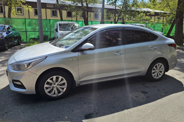 Прокат авто hyundai solaris эконом класса 2018 года в городе Москва Нагорная от 3360 руб./сутки, передний привод, двигатель: бензин, объем 1.4 литра, ОСАГО (Впишу в полис), без водителя, недорого - RentRide