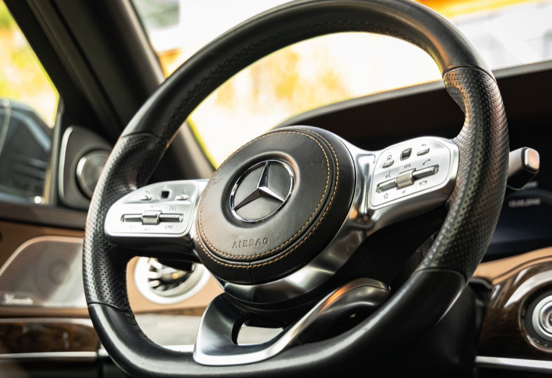 Аренда mercedes-benz s-klass премиум класса 2018 года в городе Москва Лермонтовский проспект от 15900 руб./сутки, полный привод, двигатель: бензин, объем 4 литра, ОСАГО (Мультидрайв), без водителя, недорого, вид 6 - RentRide
