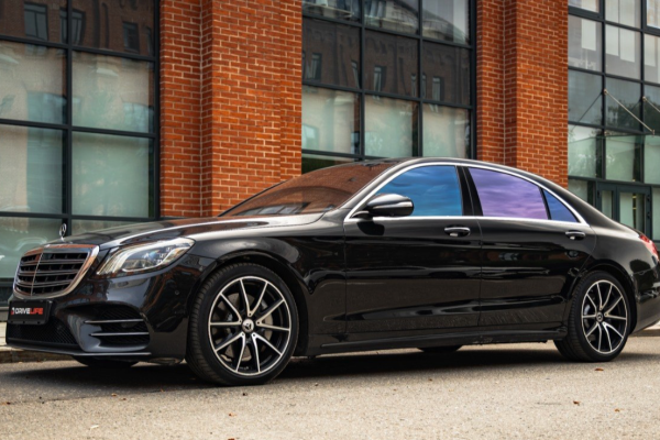 Прокат авто mercedes-benz s-klass премиум класса 2018 года в городе Москва Лермонтовский проспект от 15900 руб./сутки, полный привод, двигатель: бензин, объем 4 литра, ОСАГО (Мультидрайв), без водителя, недорого - RentRide