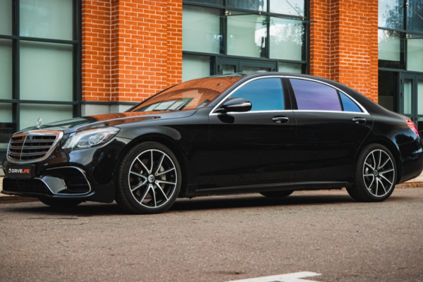 Прокат авто mercedes-benz s-klass премиум класса 2018 года в городе Москва Лермонтовский проспект от 15900 руб./сутки, полный привод, двигатель: бензин, объем 4 литра, ОСАГО (Мультидрайв), без водителя, недорого - RentRide