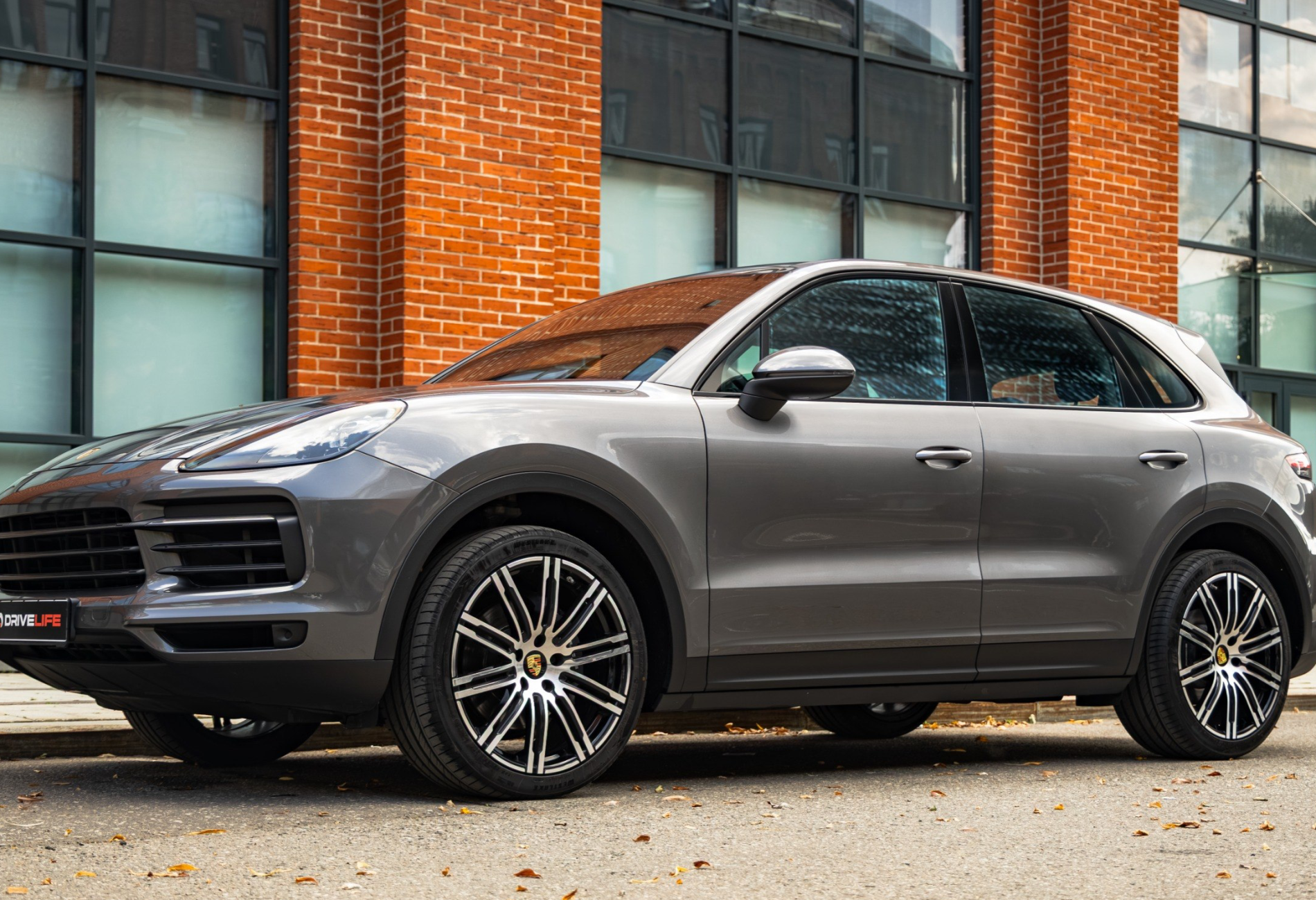Аренда porsche cayenne премиум класса 2021 года в городе Москва Лермонтовский проспект от 15900 руб./сутки, полный привод, двигатель: бензин, объем 3 литра, ОСАГО (Мультидрайв), без водителя, недорого - RentRide