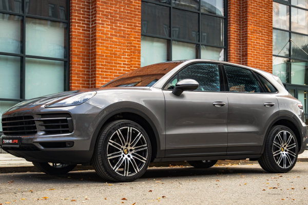 Прокат авто porsche cayenne премиум класса 2021 года в городе Москва Лермонтовский проспект от 15900 руб./сутки, полный привод, двигатель: бензин, объем 3 литра, ОСАГО (Мультидрайв), без водителя, недорого - RentRide