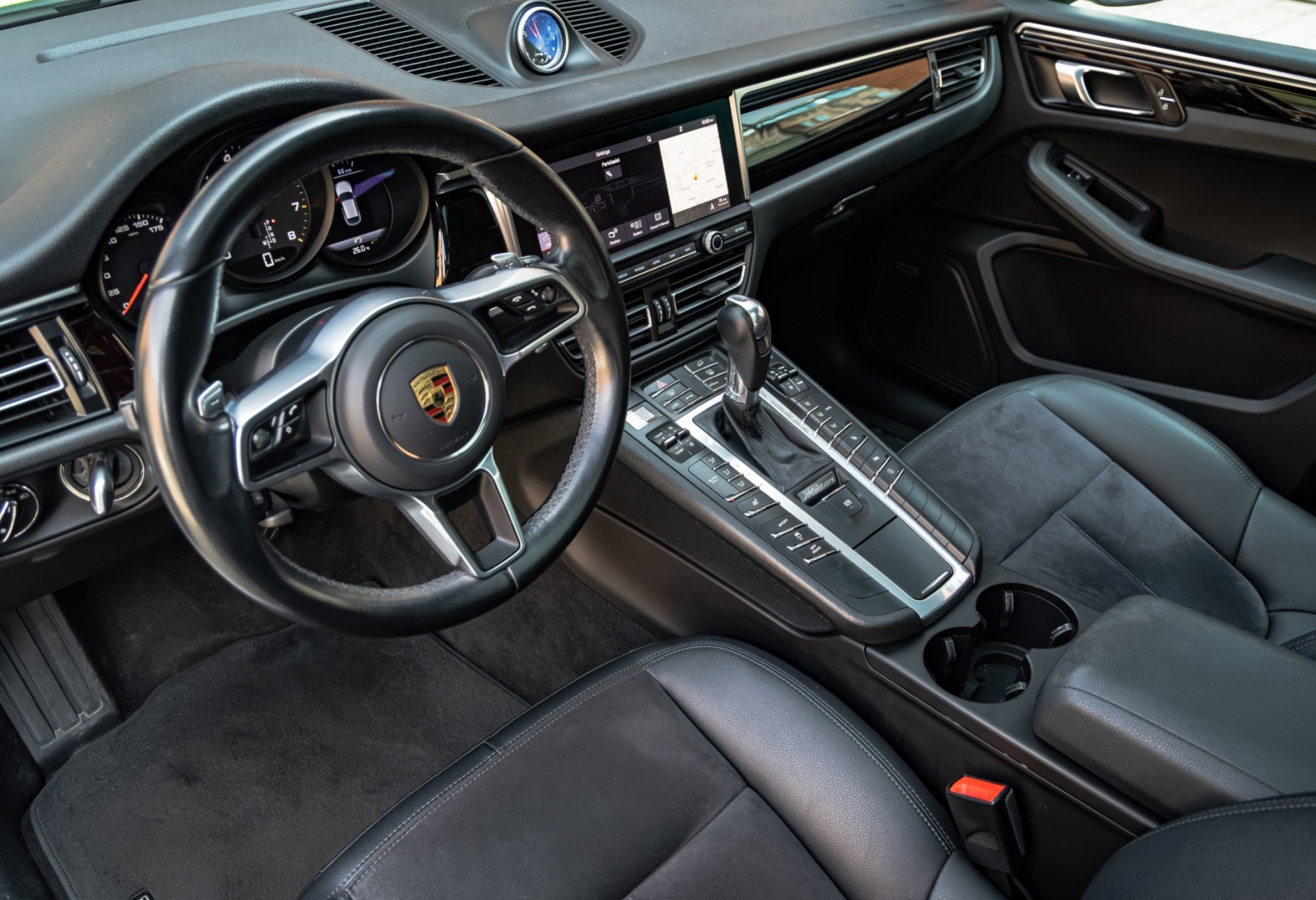Аренда porsche macan премиум класса 2021 года в городе Москва Лермонтовский проспект от 10900 руб./сутки, полный привод, двигатель: бензин, объем 2 литра, ОСАГО (Мультидрайв), без водителя, недорого, вид 6 - RentRide