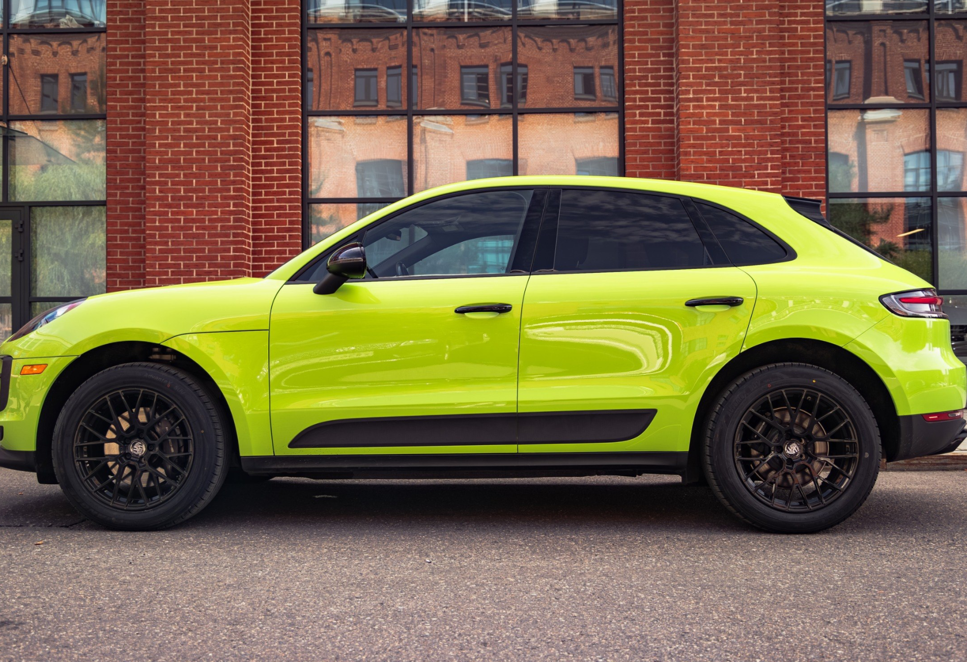 Аренда porsche macan премиум класса 2021 года в городе Москва Лермонтовский проспект от 10900 руб./сутки, полный привод, двигатель: бензин, объем 2 литра, ОСАГО (Мультидрайв), без водителя, недорого, вид 3 - RentRide