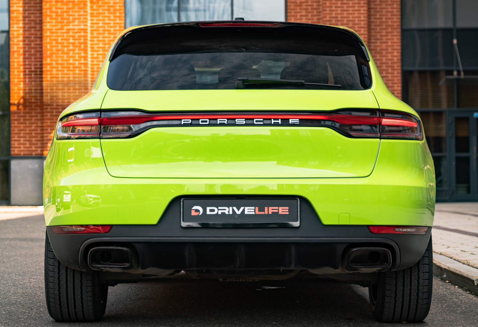 Аренда porsche macan премиум класса 2021 года в городе Москва Лермонтовский проспект от 10900 руб./сутки, полный привод, двигатель: бензин, объем 2 литра, ОСАГО (Мультидрайв), без водителя, недорого, вид 4 - RentRide