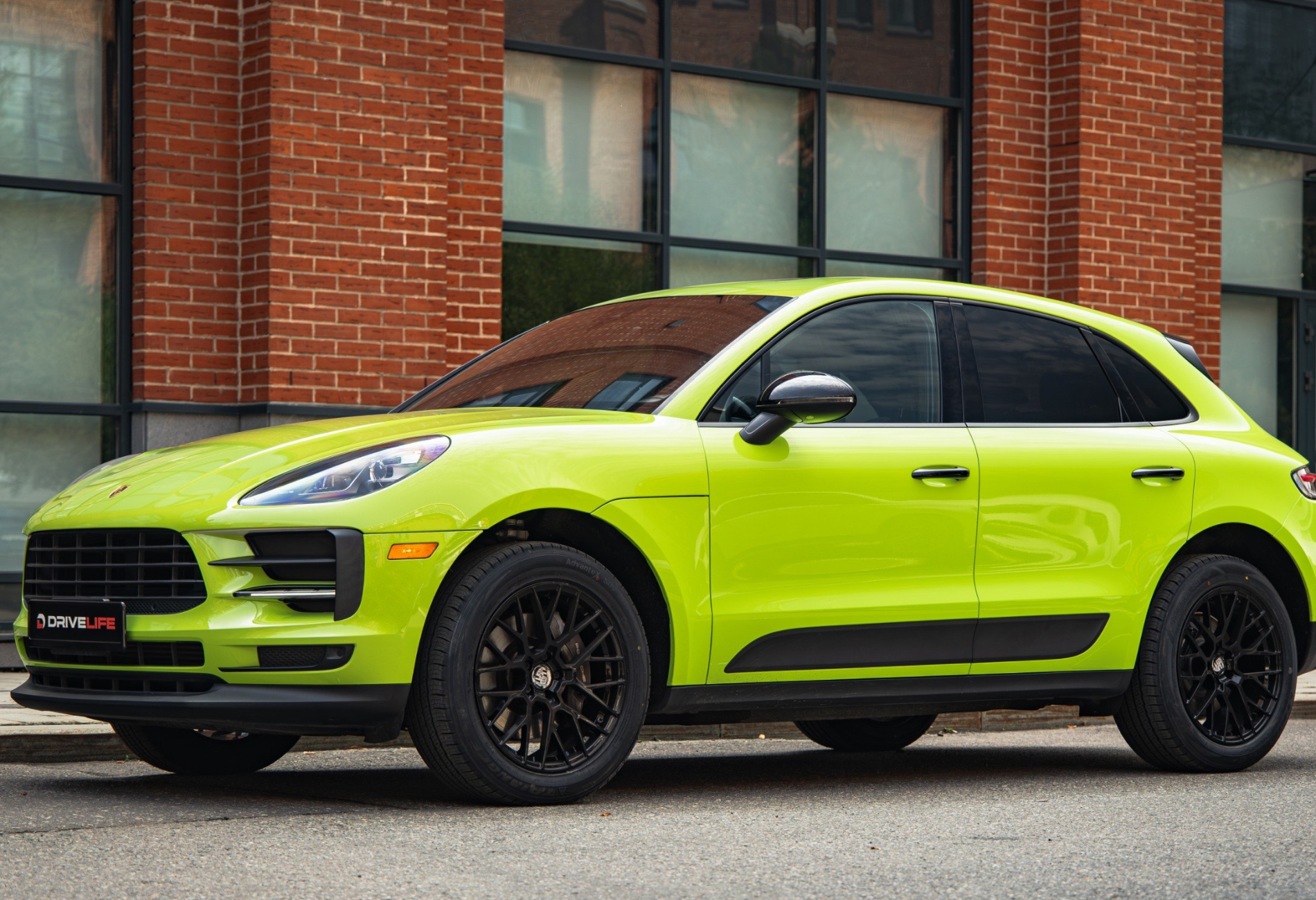 Аренда porsche macan премиум класса 2021 года в городе Москва Лермонтовский проспект от 10900 руб./сутки, полный привод, двигатель: бензин, объем 2 литра, ОСАГО (Мультидрайв), без водителя, недорого - RentRide