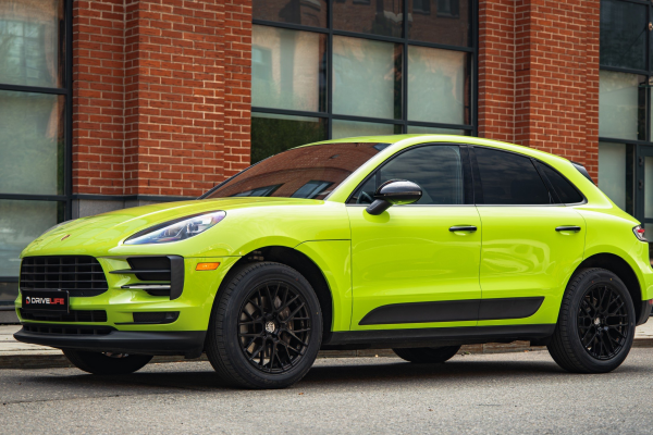 Прокат авто porsche macan премиум класса 2021 года в городе Москва Лермонтовский проспект от 10900 руб./сутки, полный привод, двигатель: бензин, объем 2 литра, ОСАГО (Мультидрайв), без водителя, недорого - RentRide