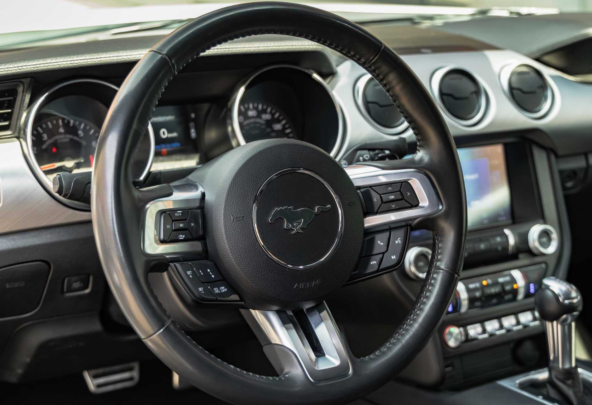 Аренда ford mustang бизнес класса 2022 года в городе Москва Лермонтовский проспект от 8900 руб./сутки, задний привод, двигатель: бензин, объем 2.3 литра, ОСАГО (Мультидрайв), без водителя, недорого, вид 8 - RentRide
