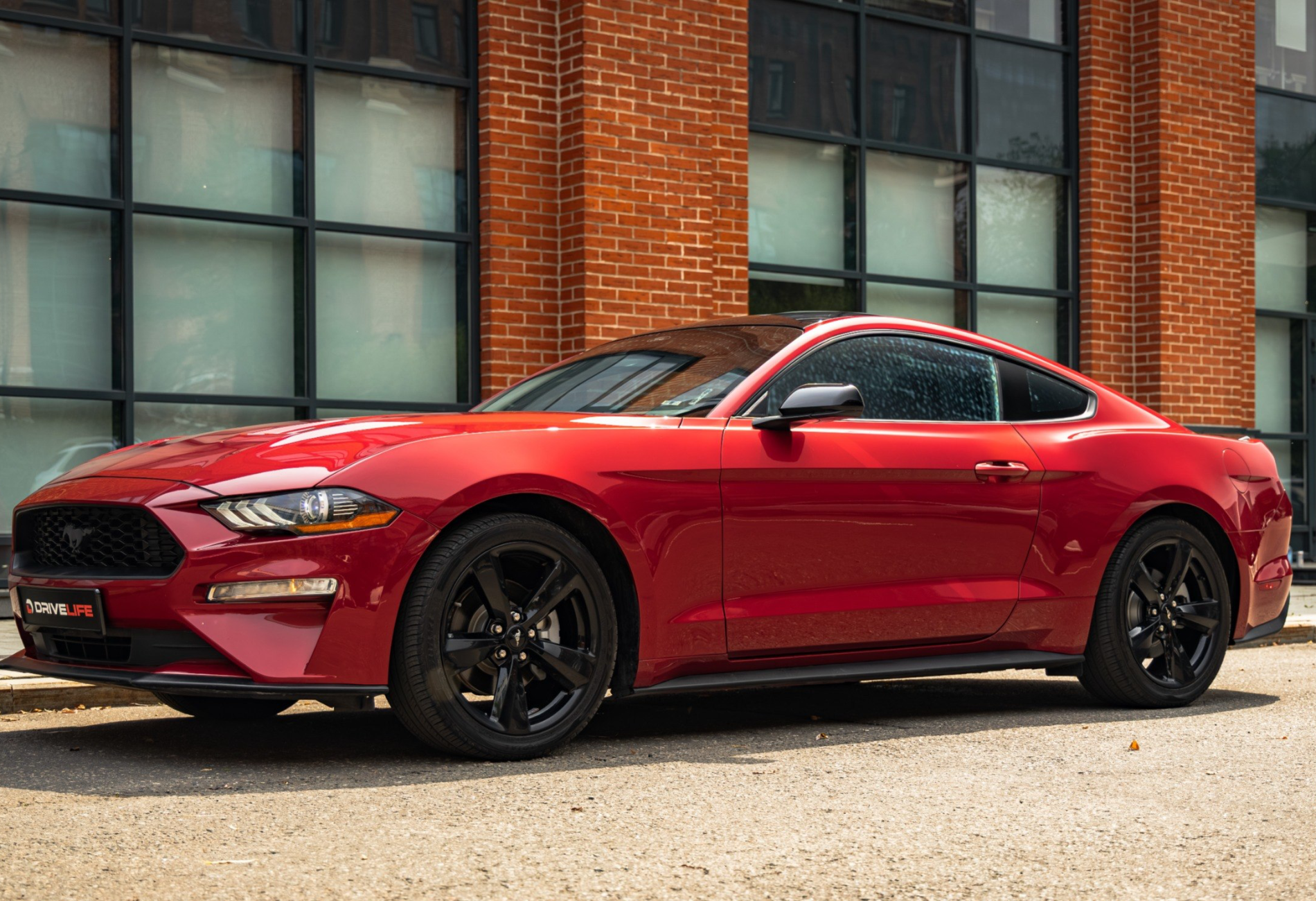 Аренда ford mustang бизнес класса 2022 года в городе Москва Лермонтовский проспект от 8900 руб./сутки, задний привод, двигатель: бензин, объем 2.3 литра, ОСАГО (Мультидрайв), без водителя, недорого - RentRide