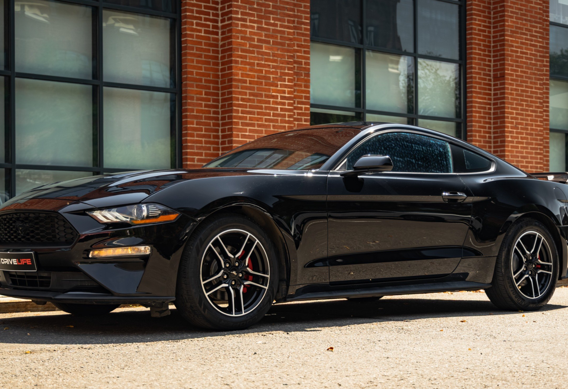 Аренда ford mustang бизнес класса 2021 года в городе Москва Лермонтовский проспект от 8900 руб./сутки, задний привод, двигатель: бензин, объем 2.3 литра, ОСАГО (Мультидрайв), без водителя, недорого - RentRide