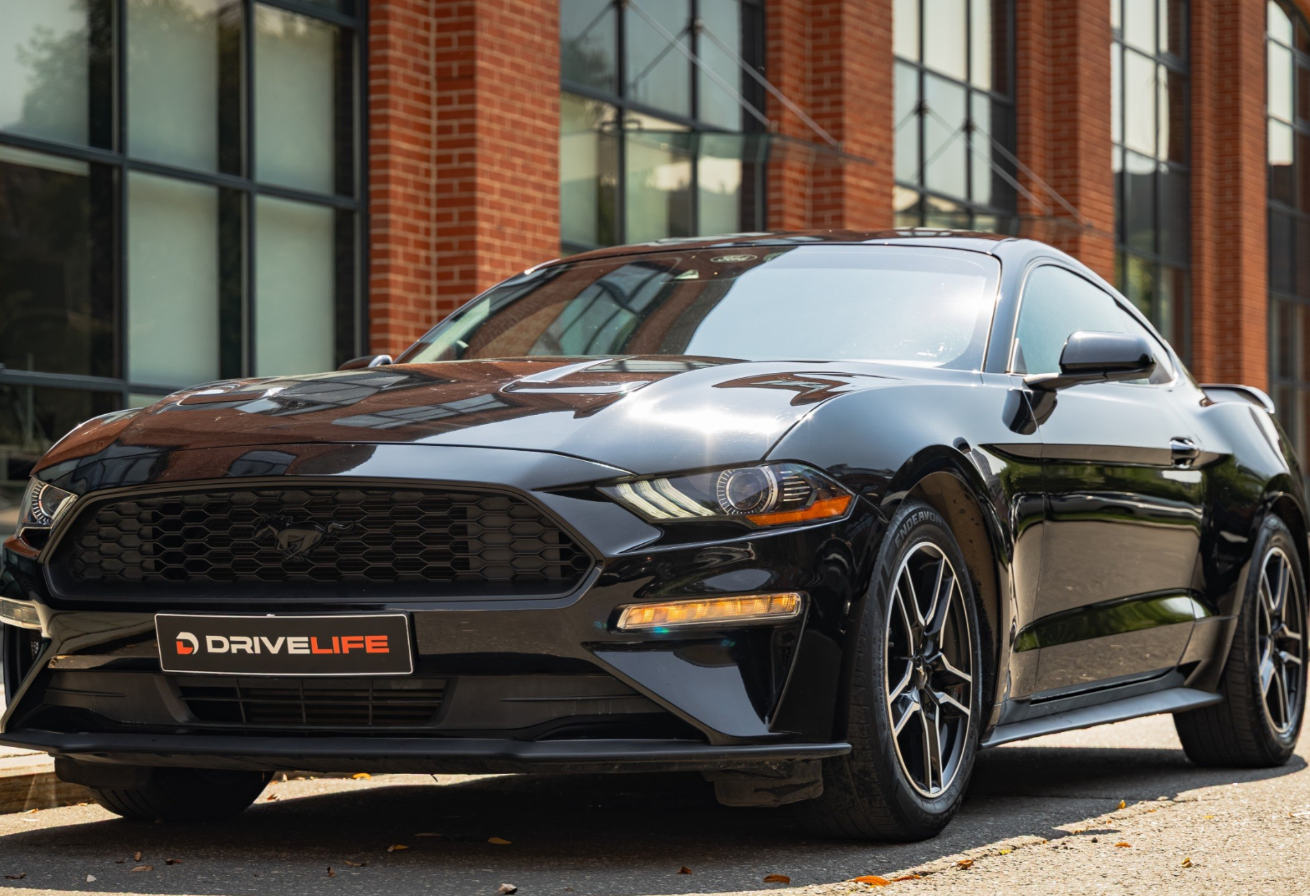 Аренда ford mustang бизнес класса 2021 года в городе Москва Лермонтовский проспект от 8900 руб./сутки, задний привод, двигатель: бензин, объем 2.3 литра, ОСАГО (Мультидрайв), без водителя, недорого, вид 2 - RentRide