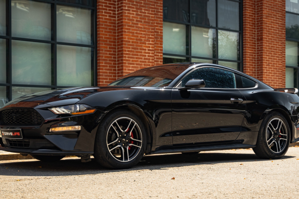 Прокат авто ford mustang бизнес класса 2021 года в городе Москва Лермонтовский проспект от 8900 руб./сутки, задний привод, двигатель: бензин, объем 2.3 литра, ОСАГО (Мультидрайв), без водителя, недорого - RentRide