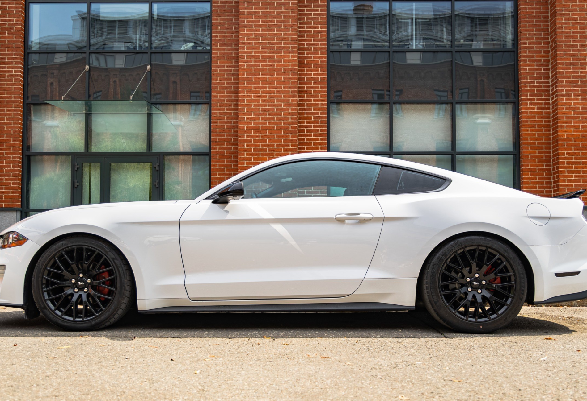 Аренда ford mustang бизнес класса 2021 года в городе Москва Лермонтовский проспект от 8900 руб./сутки, задний привод, двигатель: бензин, объем 2.3 литра, ОСАГО (Мультидрайв), без водителя, недорого, вид 4 - RentRide