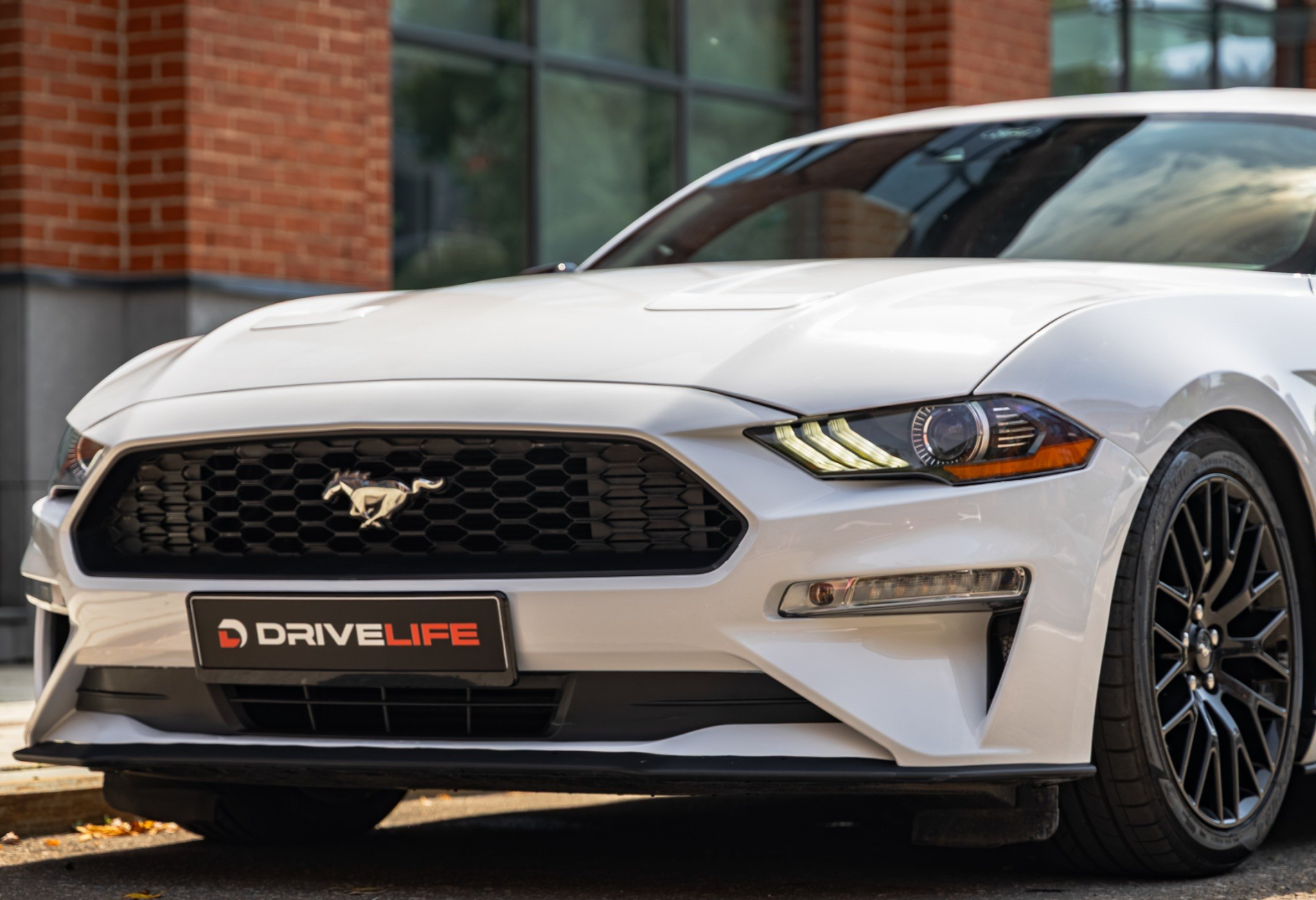 Аренда ford mustang бизнес класса 2021 года в городе Москва Лермонтовский проспект от 8900 руб./сутки, задний привод, двигатель: бензин, объем 2.3 литра, ОСАГО (Мультидрайв), без водителя, недорого, вид 2 - RentRide