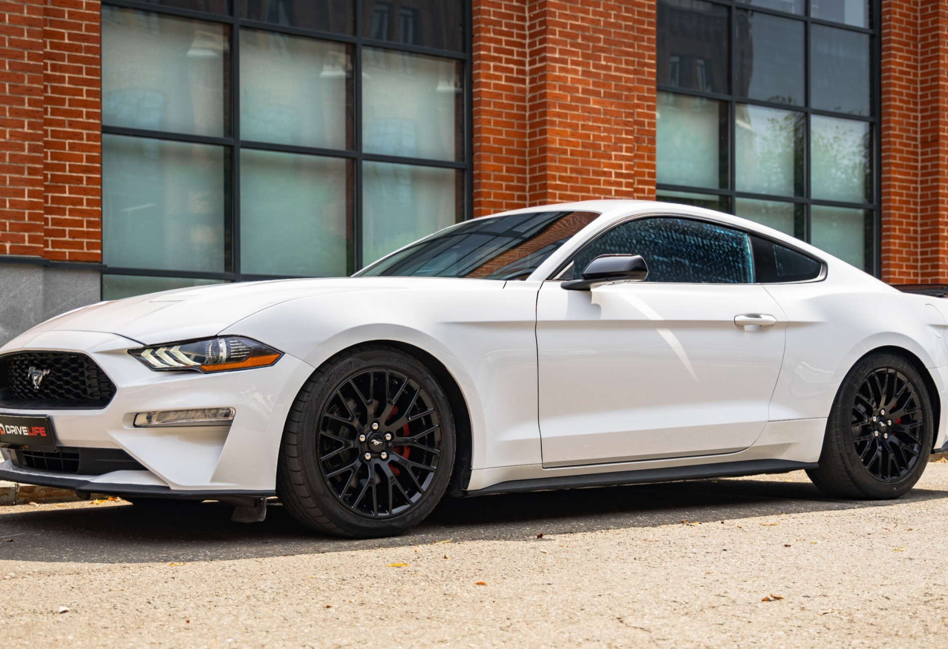 Аренда ford mustang бизнес класса 2021 года в городе Москва Лермонтовский проспект от 8900 руб./сутки, задний привод, двигатель: бензин, объем 2.3 литра, ОСАГО (Мультидрайв), без водителя, недорого - RentRide