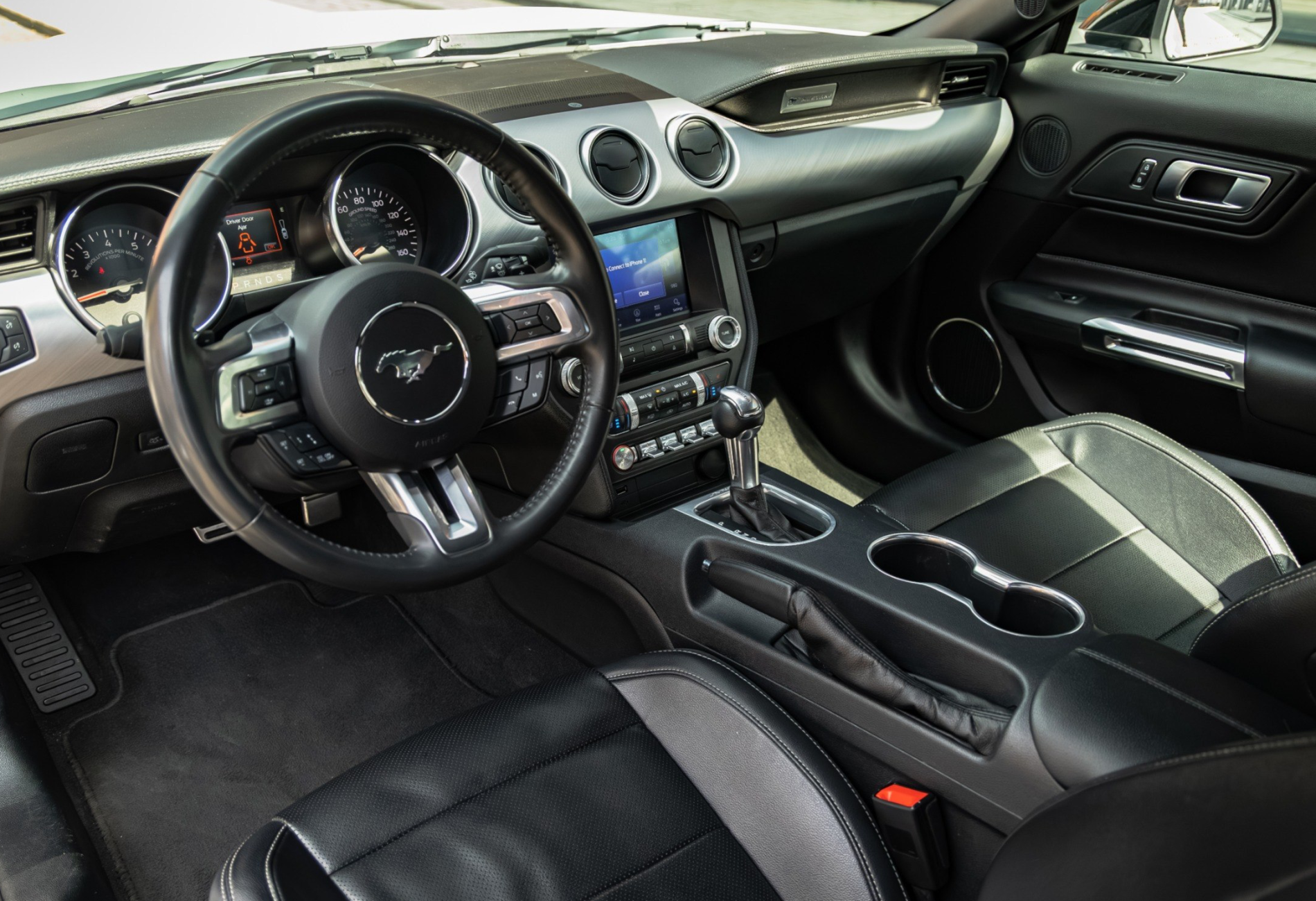 Аренда ford mustang бизнес класса 2021 года в городе Москва Лермонтовский проспект от 8900 руб./сутки, задний привод, двигатель: бензин, объем 2.3 литра, ОСАГО (Мультидрайв), без водителя, недорого, вид 7 - RentRide