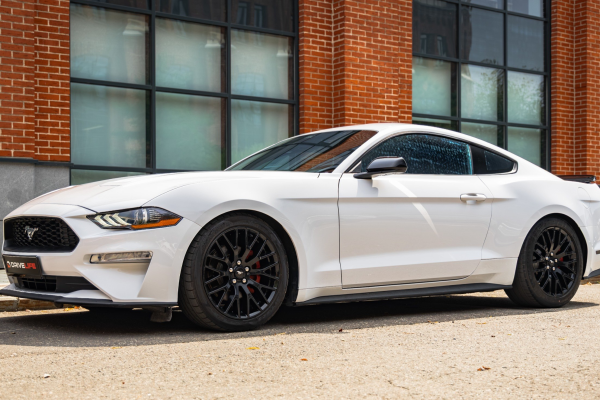 Прокат авто ford mustang бизнес класса 2021 года в городе Москва Лермонтовский проспект от 8900 руб./сутки, задний привод, двигатель: бензин, объем 2.3 литра, ОСАГО (Мультидрайв), без водителя, недорого - RentRide