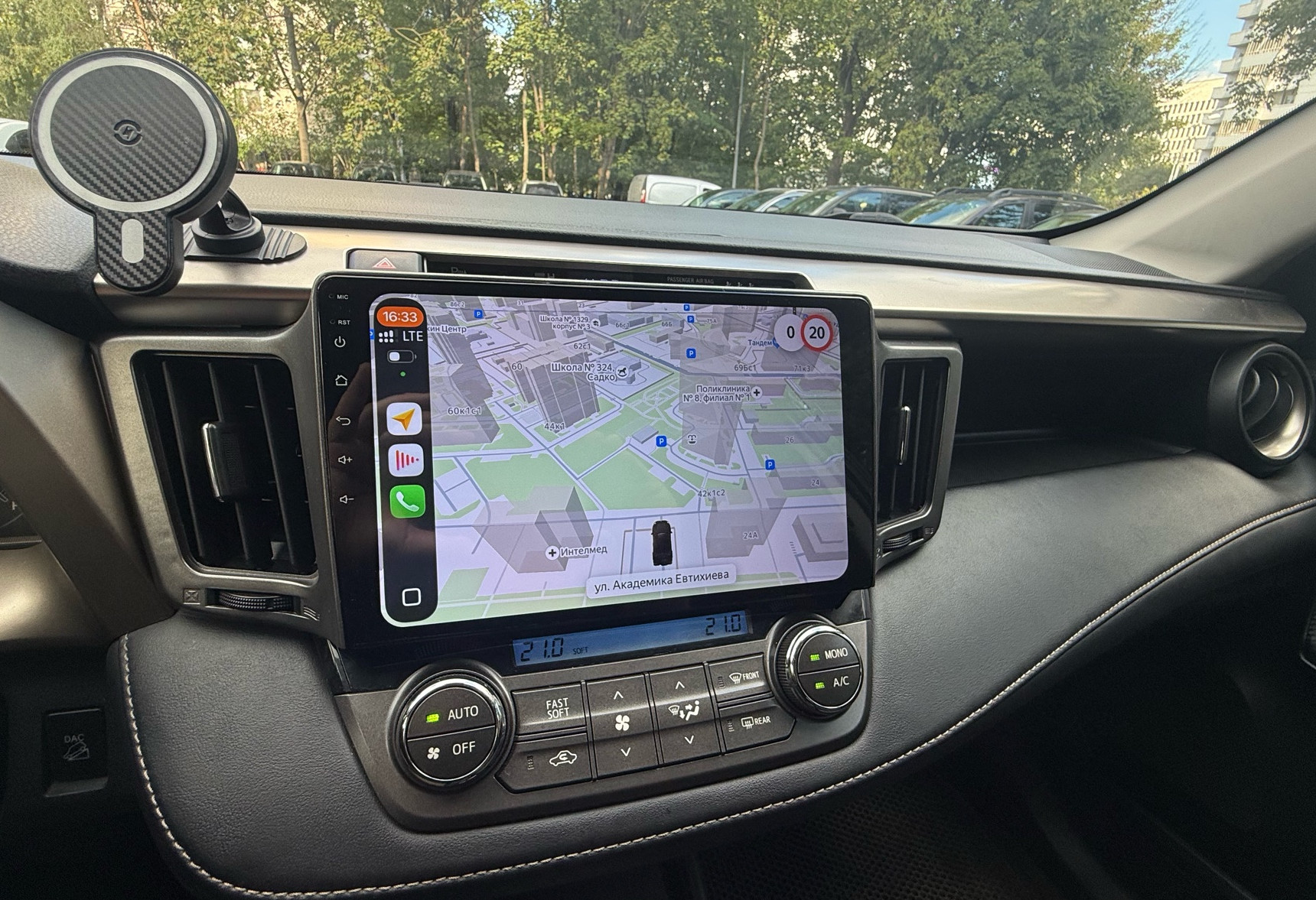 Аренда toyota rav4 комфорт класса 2014 года в городе Москва Проспект Вернадского от 2500 руб./сутки, полный привод, двигатель: бензин, объем 2.5 литров, ОСАГО (Мультидрайв), без водителя, недорого, вид 3 - RentRide