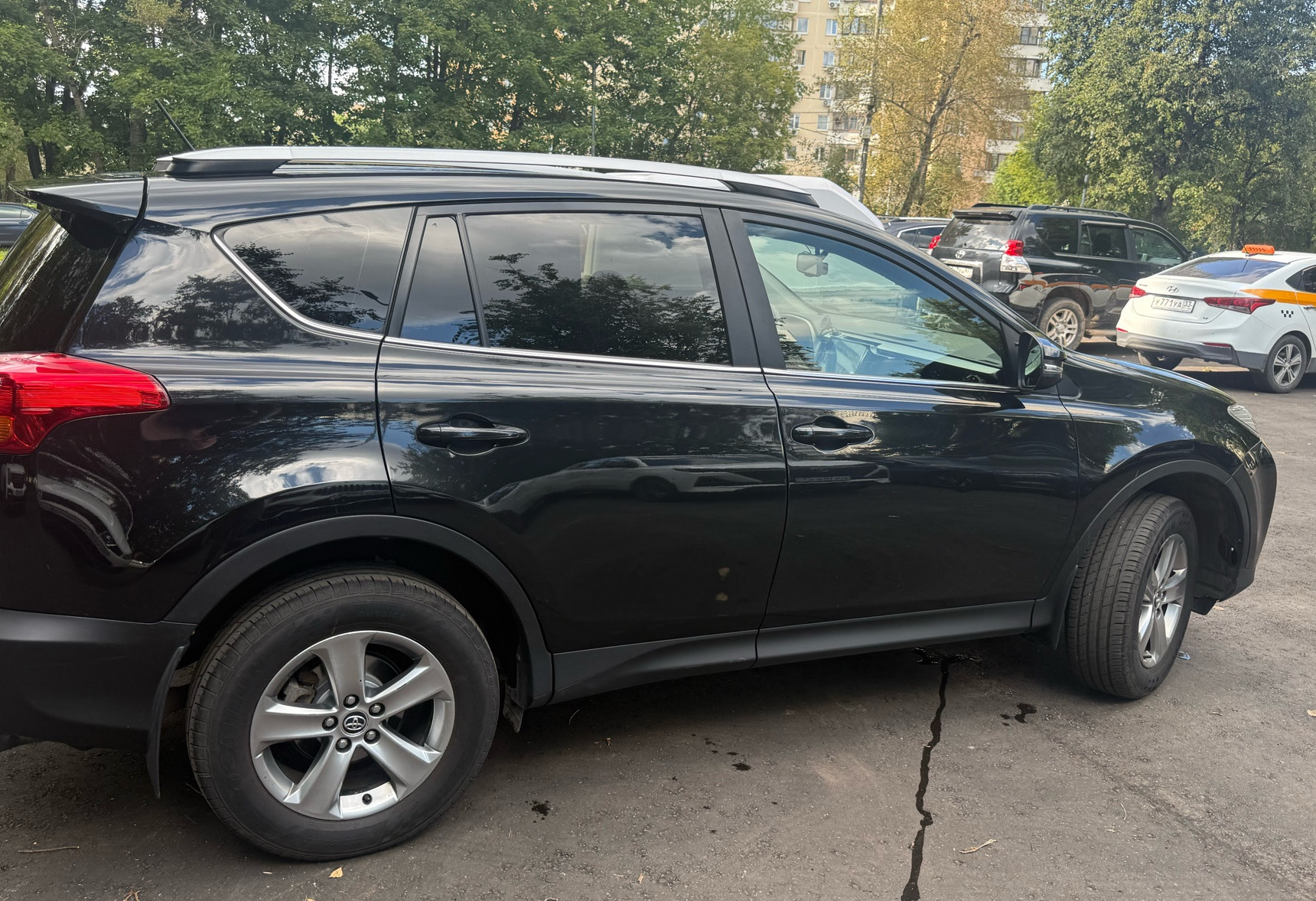 Аренда toyota rav4 комфорт класса 2014 года в городе Москва Проспект Вернадского от 2500 руб./сутки, полный привод, двигатель: бензин, объем 2.5 литров, ОСАГО (Мультидрайв), без водителя, недорого, вид 4 - RentRide