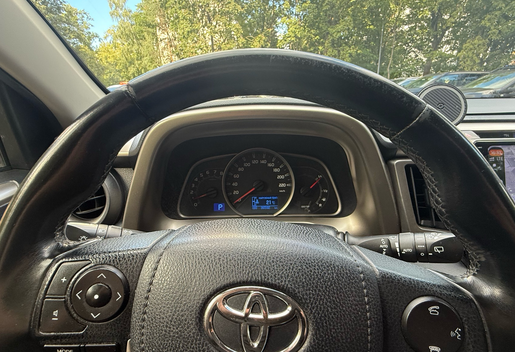 Аренда toyota rav4 комфорт класса 2014 года в городе Москва Проспект Вернадского от 2500 руб./сутки, полный привод, двигатель: бензин, объем 2.5 литров, ОСАГО (Мультидрайв), без водителя, недорого, вид 2 - RentRide