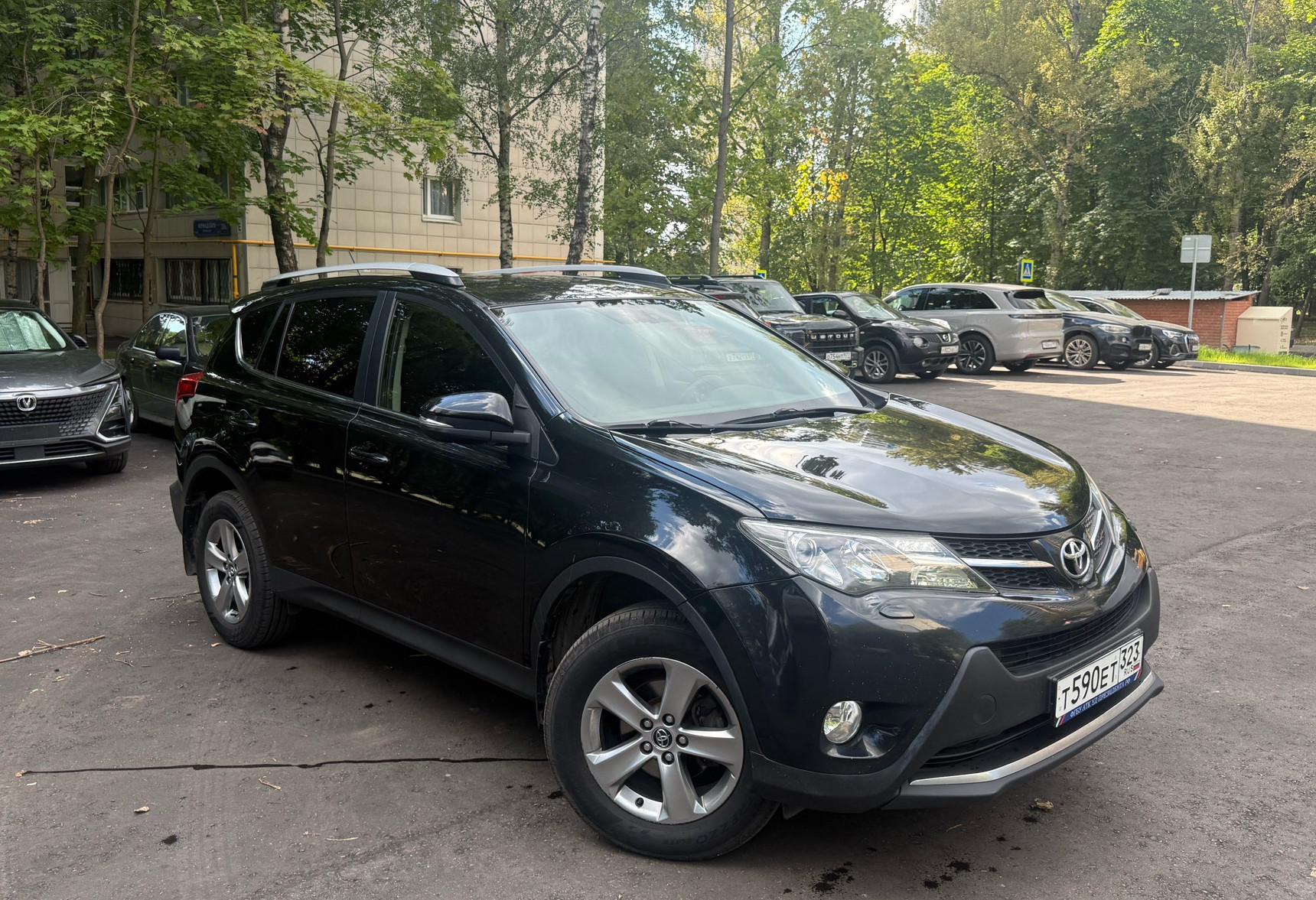 Аренда toyota rav4 комфорт класса 2014 года в городе Москва Проспект Вернадского от 2500 руб./сутки, полный привод, двигатель: бензин, объем 2.5 литров, ОСАГО (Мультидрайв), без водителя, недорого - RentRide
