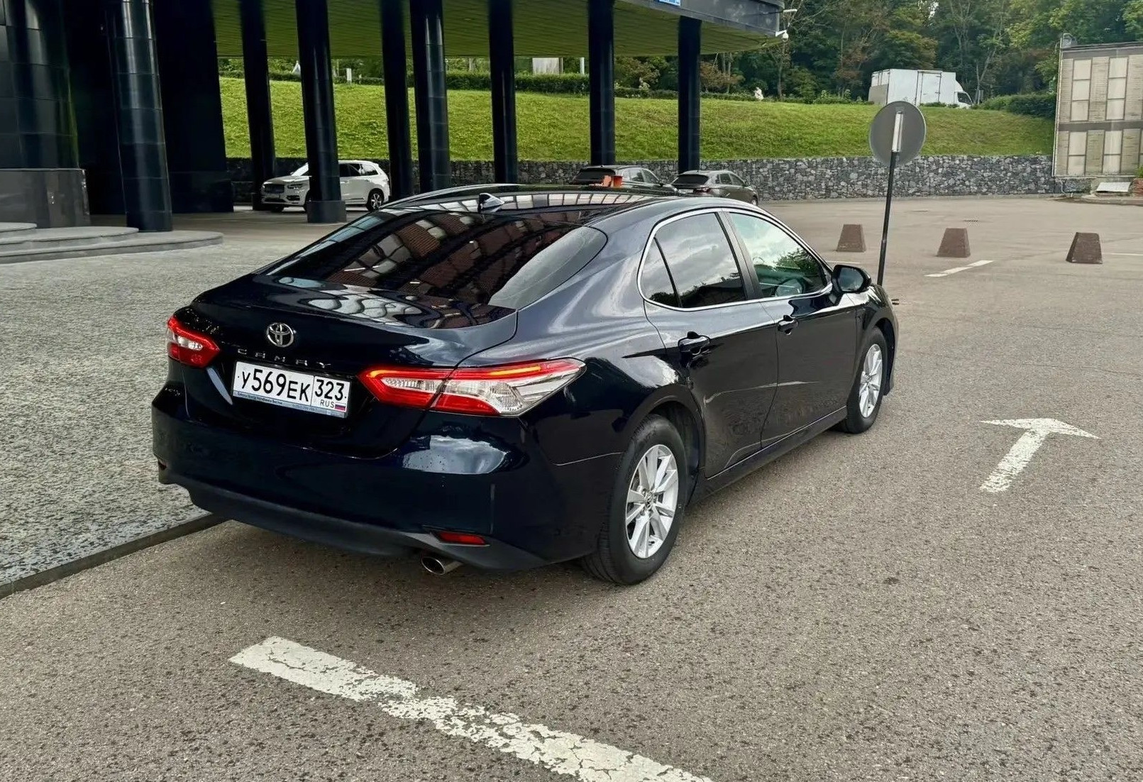 Аренда toyota camry комфорт класса 2018 года в городе Москва Нагорная от 4720 руб./сутки, передний привод, двигатель: бензин, объем 2.5 литров, ОСАГО (Впишу в полис), без водителя, недорого, вид 5 - RentRide