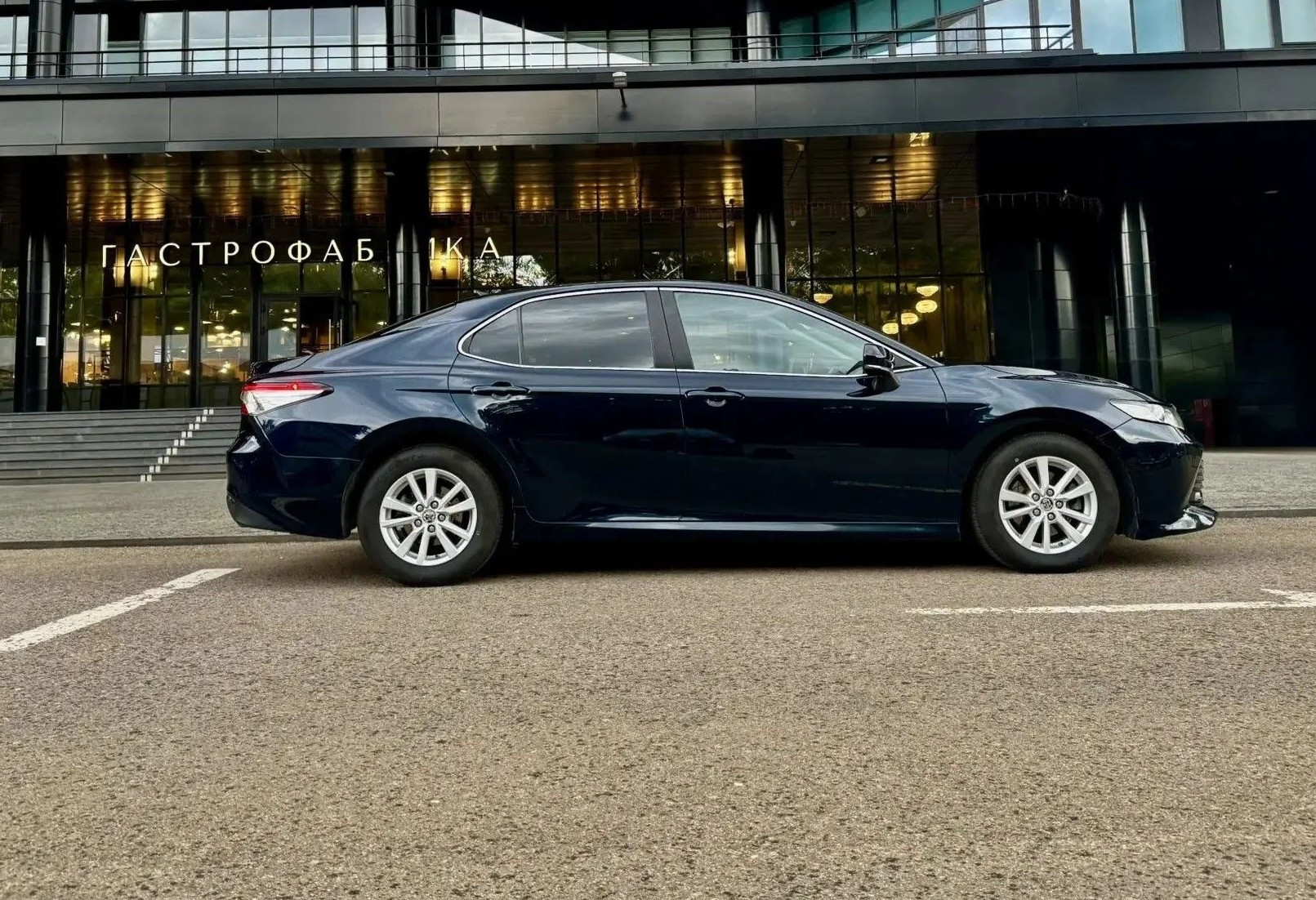 Аренда toyota camry комфорт класса 2018 года в городе Москва Нагорная от 4720 руб./сутки, передний привод, двигатель: бензин, объем 2.5 литров, ОСАГО (Впишу в полис), без водителя, недорого, вид 4 - RentRide