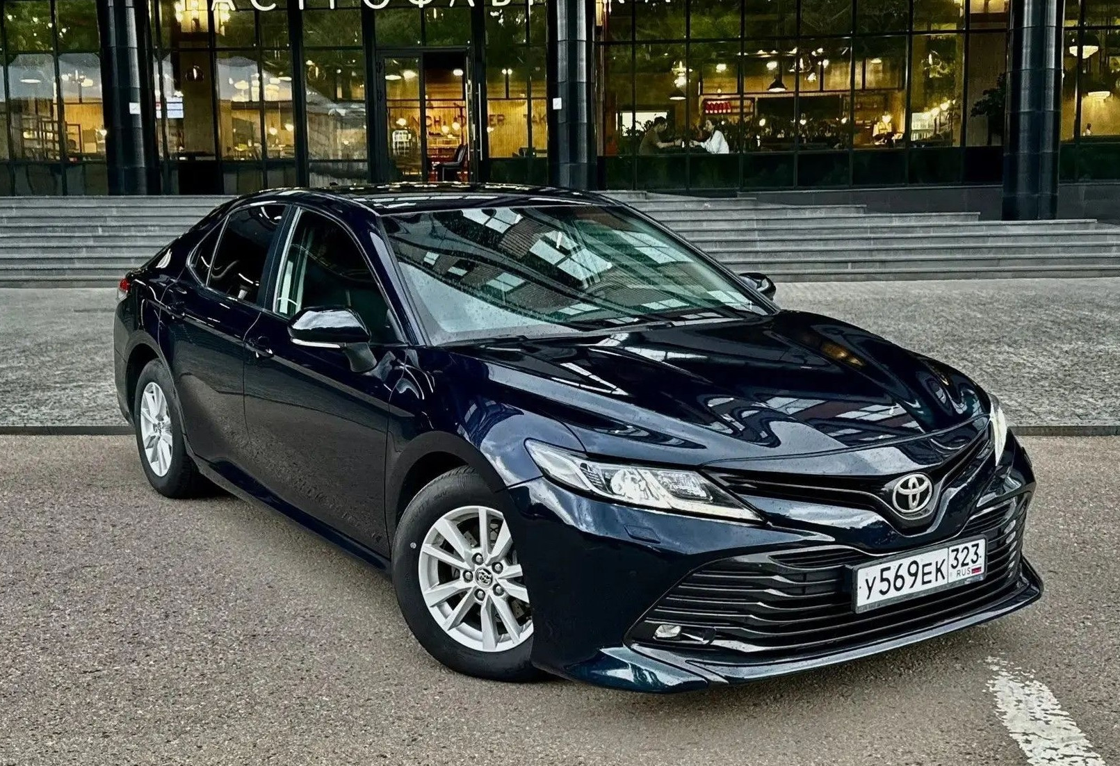 Аренда toyota camry комфорт класса 2018 года в городе Москва Нагорная от 4720 руб./сутки, передний привод, двигатель: бензин, объем 2.5 литров, ОСАГО (Впишу в полис), без водителя, недорого - RentRide
