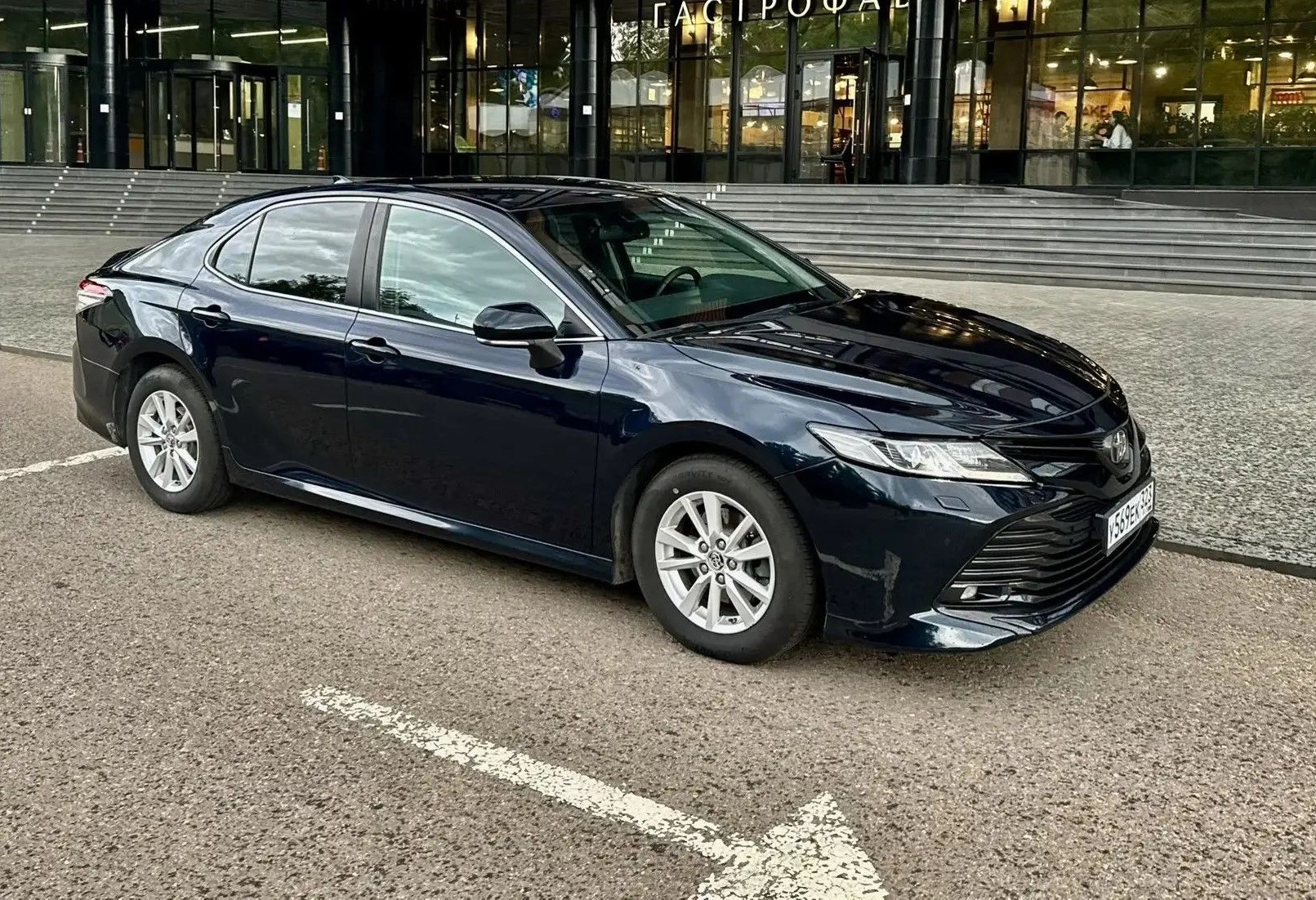 Аренда toyota camry комфорт класса 2018 года в городе Москва Нагорная от 4720 руб./сутки, передний привод, двигатель: бензин, объем 2.5 литров, ОСАГО (Впишу в полис), без водителя, недорого, вид 3 - RentRide