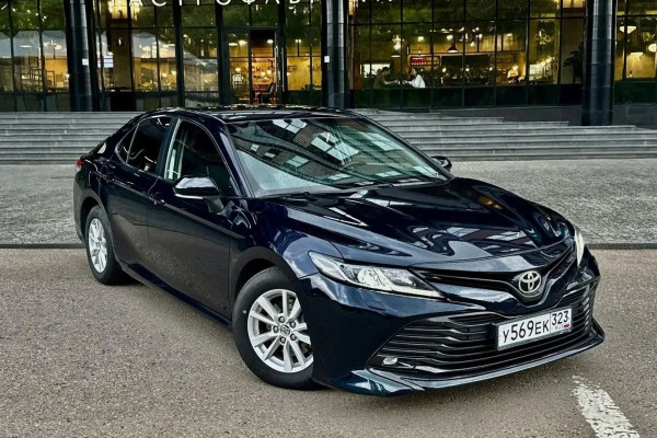 Прокат авто toyota camry комфорт класса 2018 года в городе Москва Нагорная от 4720 руб./сутки, передний привод, двигатель: бензин, объем 2.5 литров, ОСАГО (Впишу в полис), без водителя, недорого - RentRide