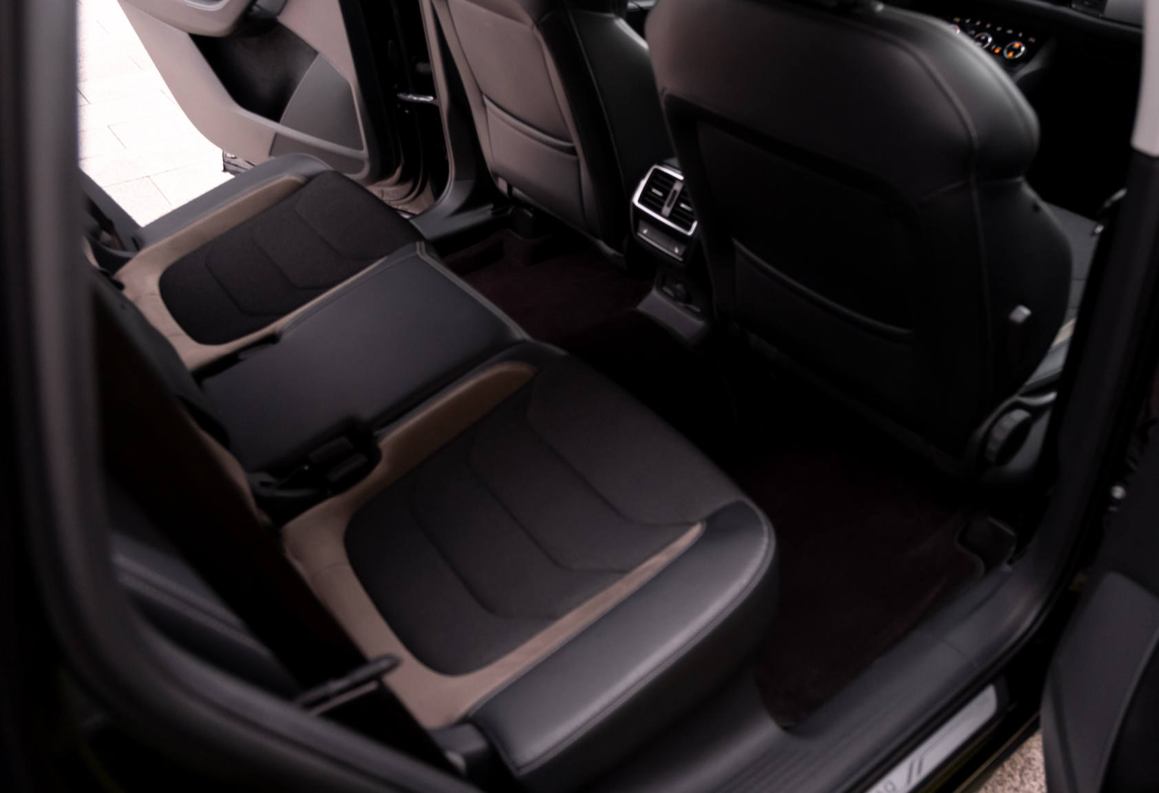 Аренда skoda kodiaq комфорт класса 2022 года в городе Москва Тульская от 6900 руб./сутки, полный привод, двигатель: бензин, объем 1.4 литра, каско (Мультидрайв), ОСАГО (Мультидрайв), без водителя, недорого, вид 10 - RentRide