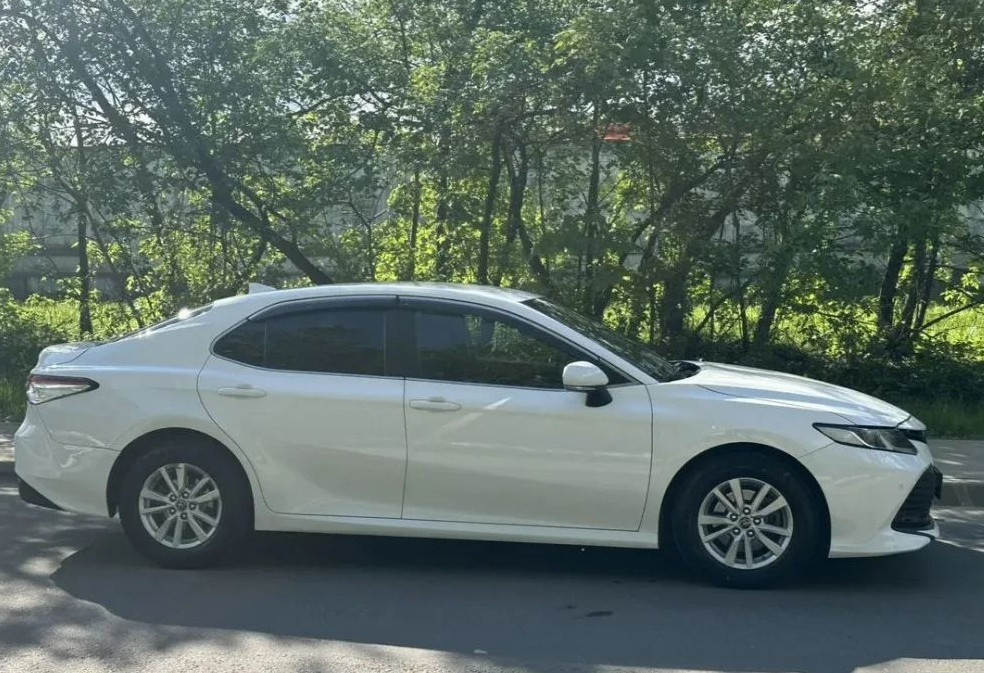 Аренда toyota camry комфорт класса 2020 года в городе Москва Нагорная от 4720 руб./сутки, передний привод, двигатель: бензин, объем 2 литра, ОСАГО (Впишу в полис), без водителя, недорого, вид 5 - RentRide