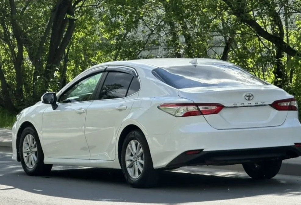 Аренда toyota camry комфорт класса 2020 года в городе Москва Нагорная от 4720 руб./сутки, передний привод, двигатель: бензин, объем 2 литра, ОСАГО (Впишу в полис), без водителя, недорого, вид 4 - RentRide