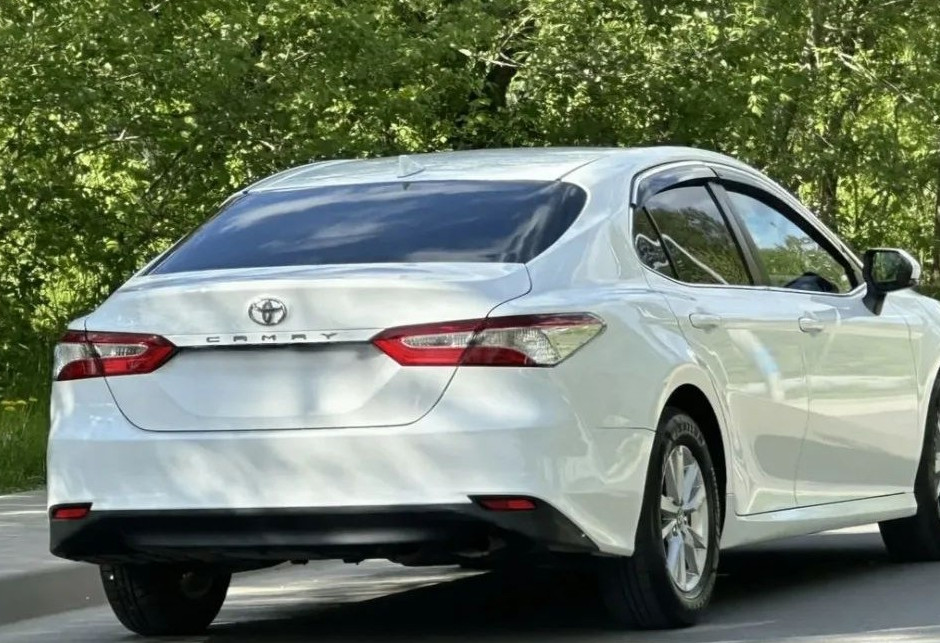 Аренда toyota camry комфорт класса 2020 года в городе Москва Нагорная от 4720 руб./сутки, передний привод, двигатель: бензин, объем 2 литра, ОСАГО (Впишу в полис), без водителя, недорого, вид 2 - RentRide