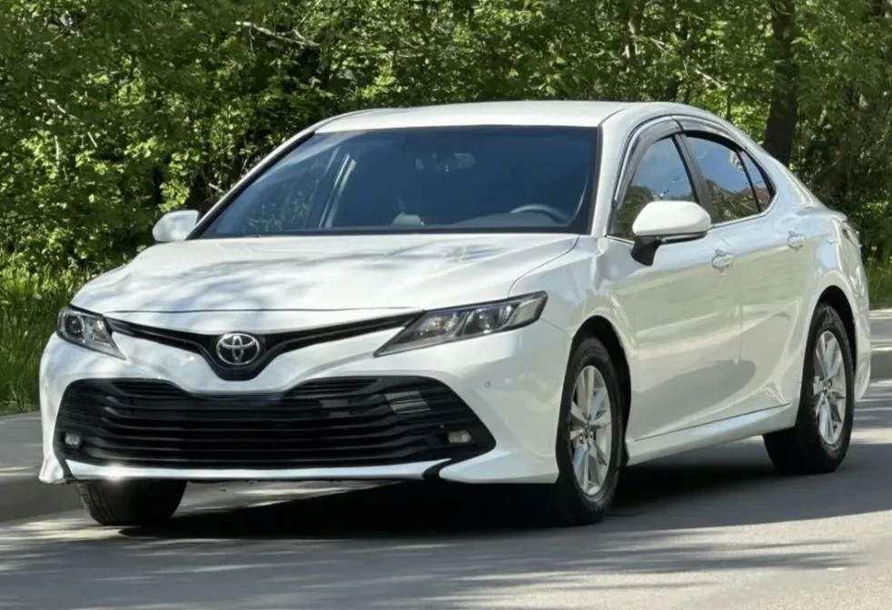 Аренда toyota camry комфорт класса 2020 года в городе Москва Нагорная от 4720 руб./сутки, передний привод, двигатель: бензин, объем 2 литра, ОСАГО (Впишу в полис), без водителя, недорого - RentRide