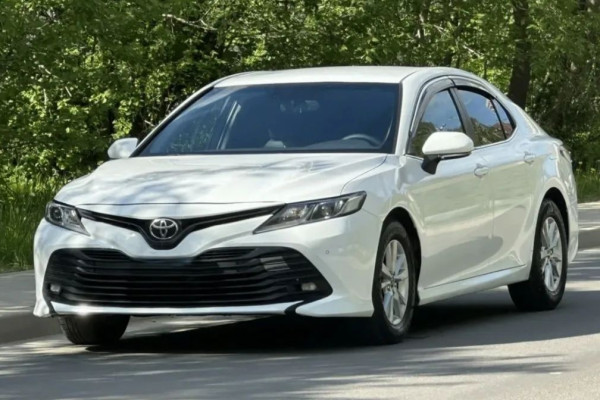 Прокат авто toyota camry комфорт класса 2020 года в городе Москва Нагорная от 4720 руб./сутки, передний привод, двигатель: бензин, объем 2 литра, ОСАГО (Впишу в полис), без водителя, недорого - RentRide