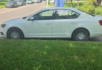 Аренда skoda octavia эконом класса 2017 года в городе Москва Нагорная от 3040 руб./сутки, передний привод, двигатель: бензин, объем 1.6 литров, ОСАГО (Впишу в полис), без водителя, недорого, вид 5 - RentRide