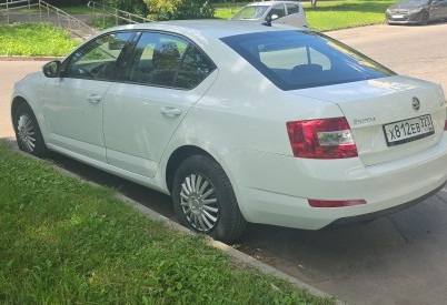 Аренда skoda octavia эконом класса 2017 года в городе Москва Нагорная от 3040 руб./сутки, передний привод, двигатель: бензин, объем 1.6 литров, ОСАГО (Впишу в полис), без водителя, недорого, вид 4 - RentRide