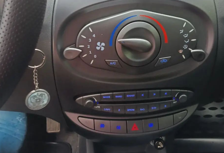 Аренда chery indis-s18d эконом класса 2014 года в городе Москва Каховская от 1440 руб./сутки, передний привод, двигатель: бензин, объем 1300 литров, ОСАГО (Впишу в полис), без водителя, недорого, вид 4 - RentRide